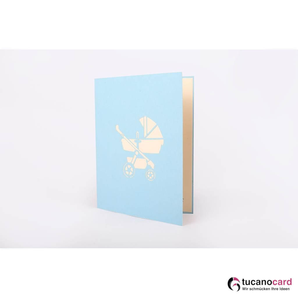 Baby Junge sitzend im Kinderwagen - Kartenfarbe Blau - 15 x 20 cm