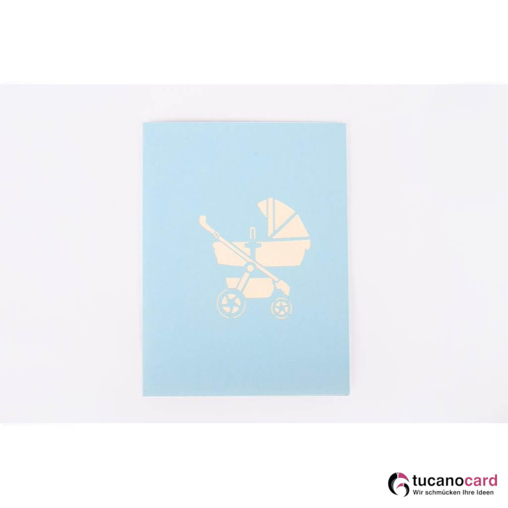 Baby Junge sitzend im Kinderwagen - Kartenfarbe Blau - 15 x 20 cm