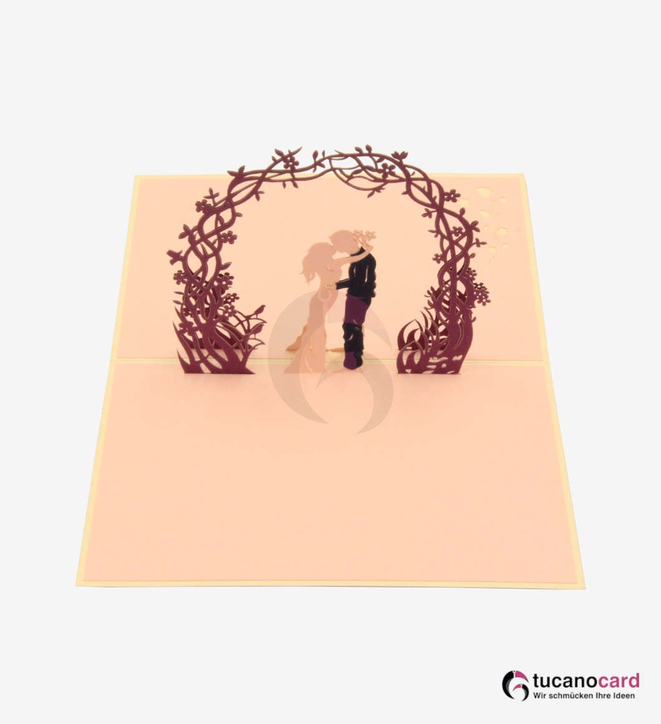 Pärchen unter lila Blumenbogen - Kartenfarbe Beige - 12 x 17 cm